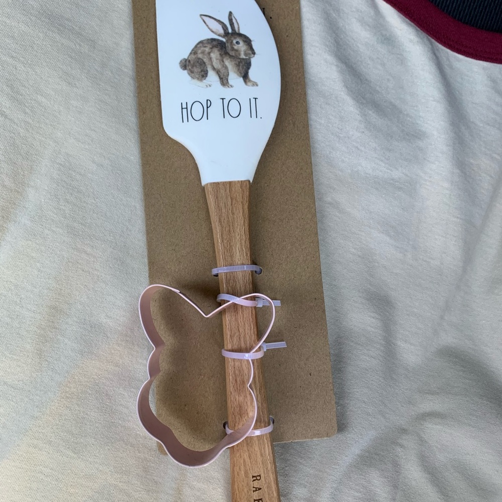 💐Rae Dunn Easter “Hop to it “ spatula